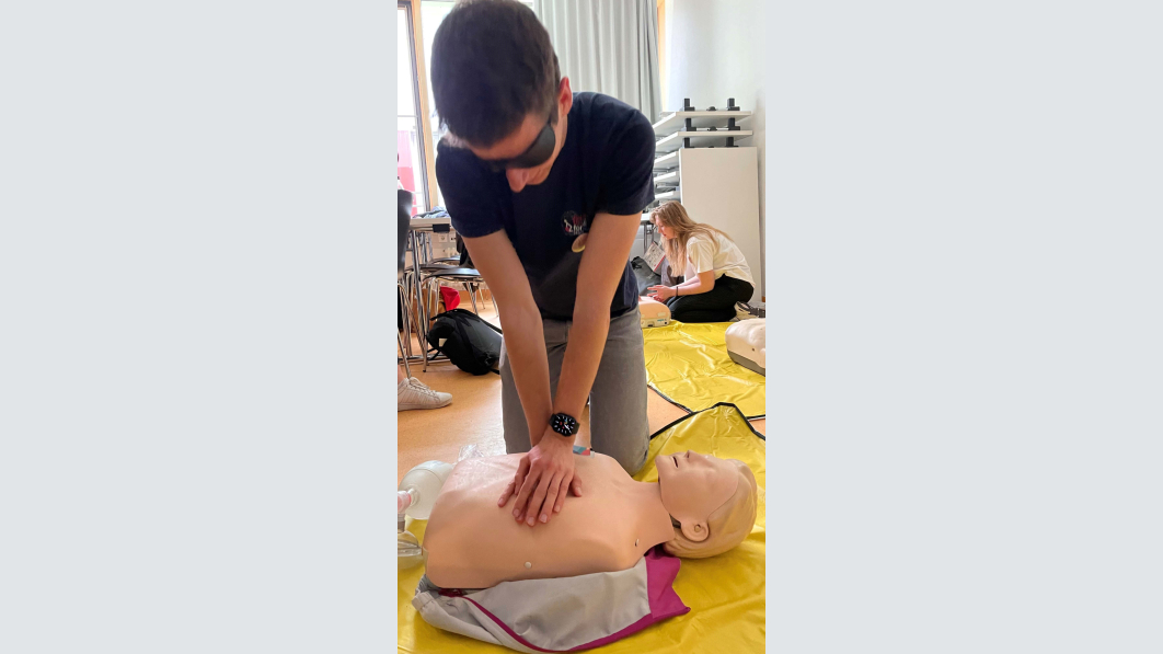 Mit besonderen Herausforderungen verbunden: Wie fühlt sich Reanimieren als blinder Mensch an und wie kann man Personen mit Seheinschränkungen ausbilden? Foto: privat