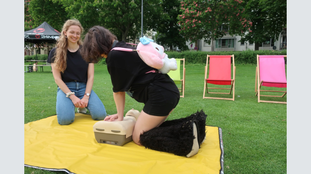 Öffentlichkeitsaktion: An zahlreichen Standorten in Heidelberg konnten Menschen kostenlos und niederschwellig Leben retten lernen. Foto: privat