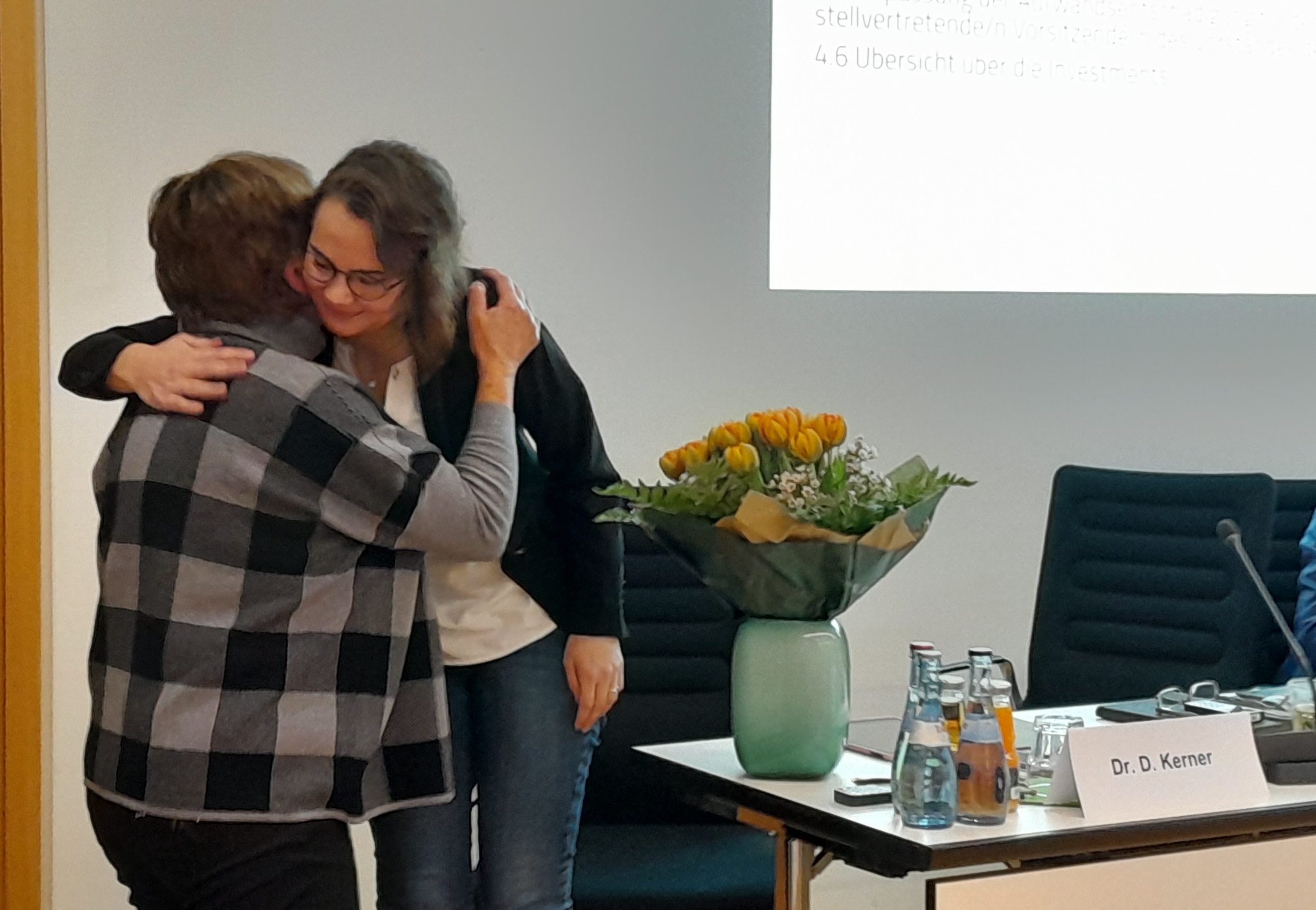 San.-Rätin Eva Groterath gratuliert Dr. Dorothea Kerner zur gewonnen Wahl