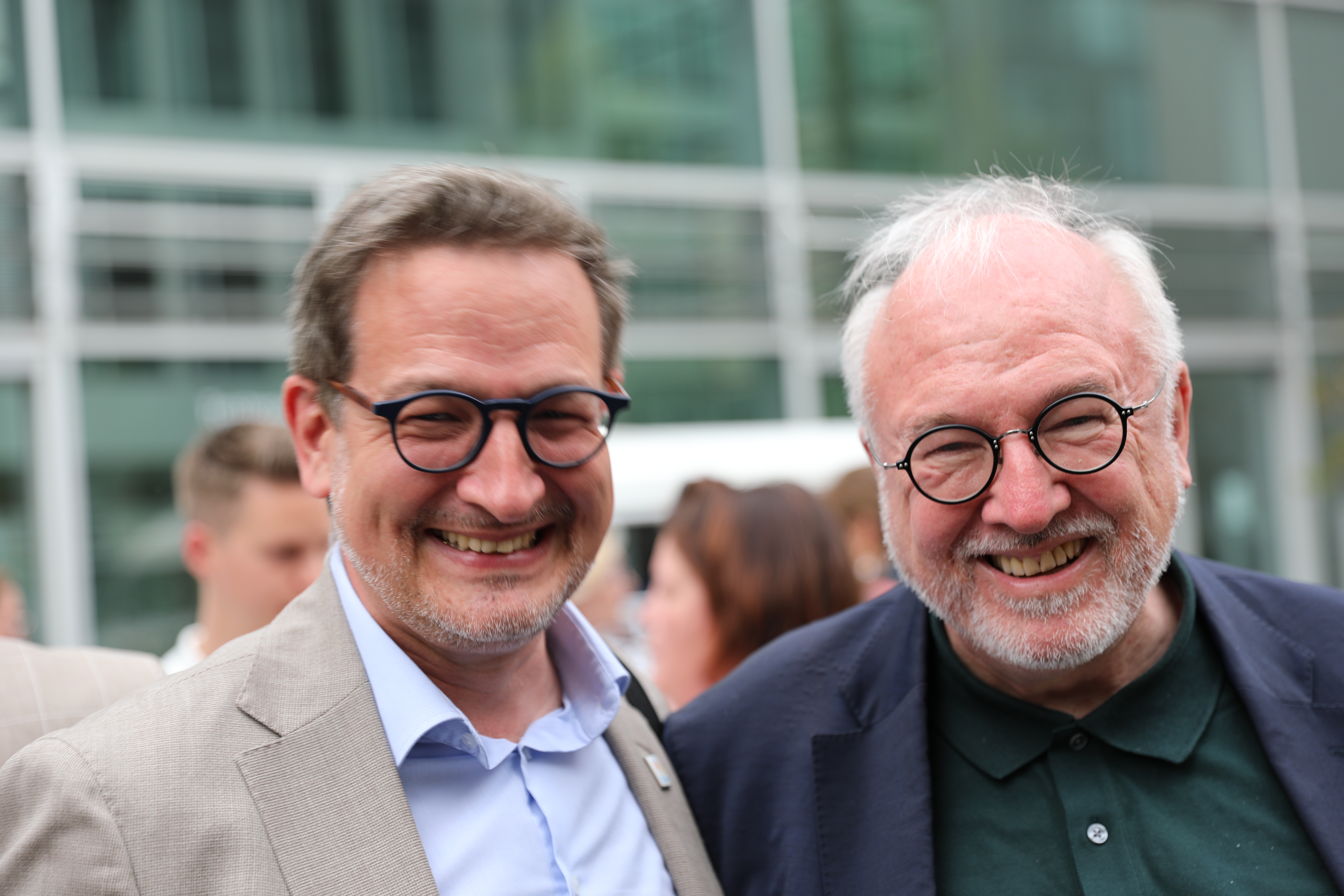 Kammerpräsident Rudolf Henke freute sich gemeinsam mit seinem designierten Nachfolger Dr. med. Sven Dreyer über das ausgezeichnete Wahlergebnis des Marburger Bundes.