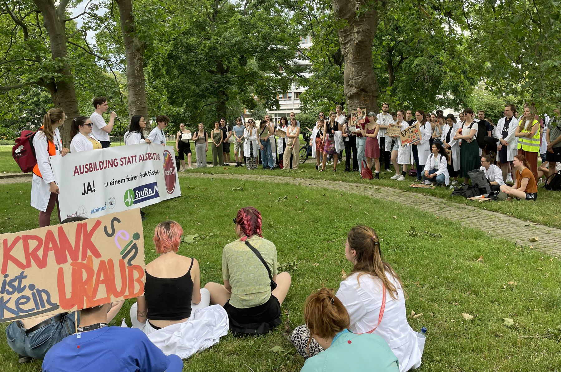 Kundgebung beim Aktionstag Faires PJ am 21. Juni 2024 in Leipzig (Redner: Felix Brücken-Thielmeyer, Mitglied des Sprecherrats der Studierenden des MB)
