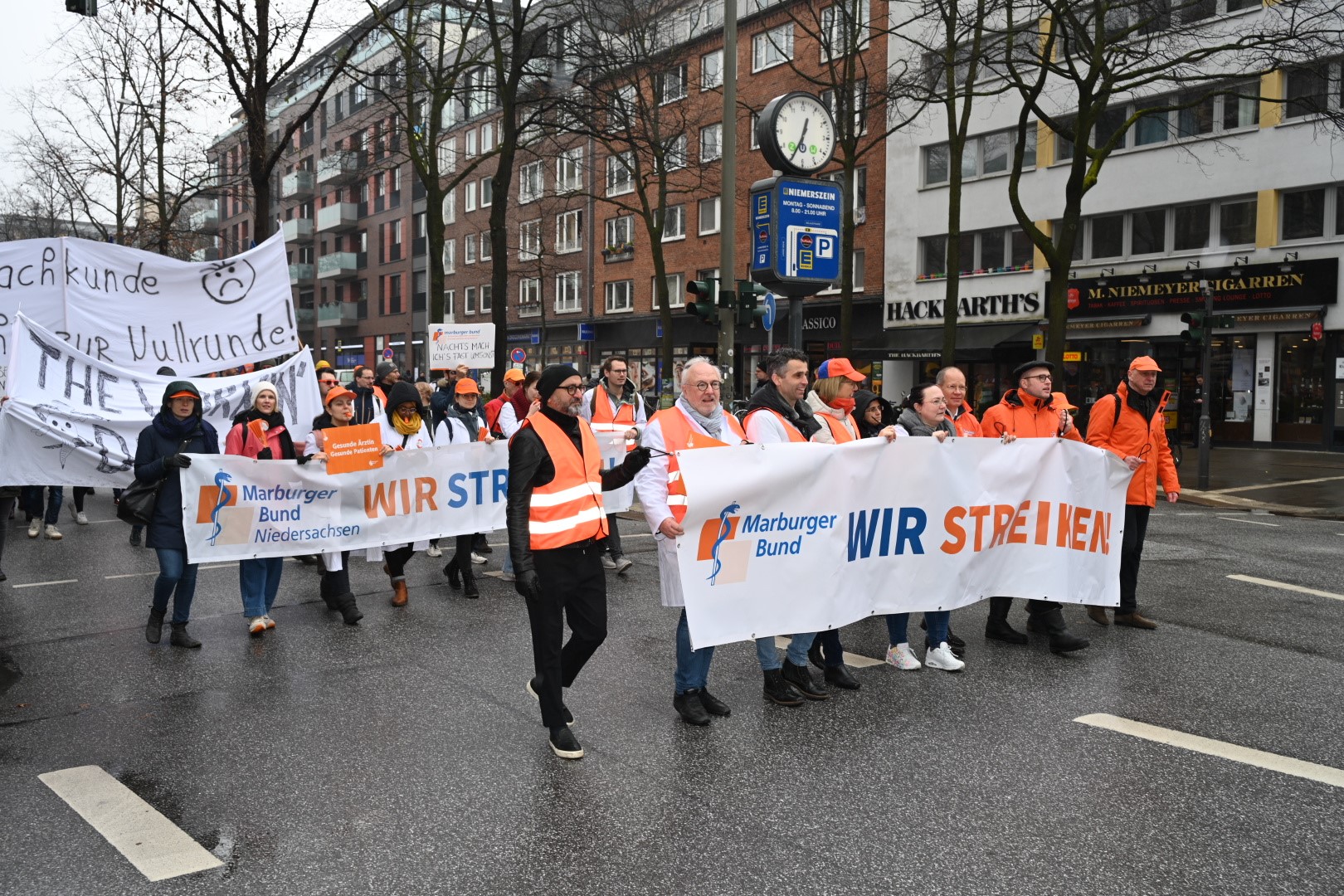 Nach zwei ergebnislosen Verhandlungsrunden mit der VKA ist der Unmut unter den Ärztinnen und Ärzten in den Kliniken groß.