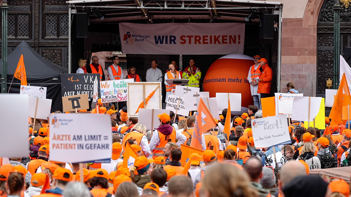 zentrale Warnstreik-Kundgebung in Frankfurt am Main