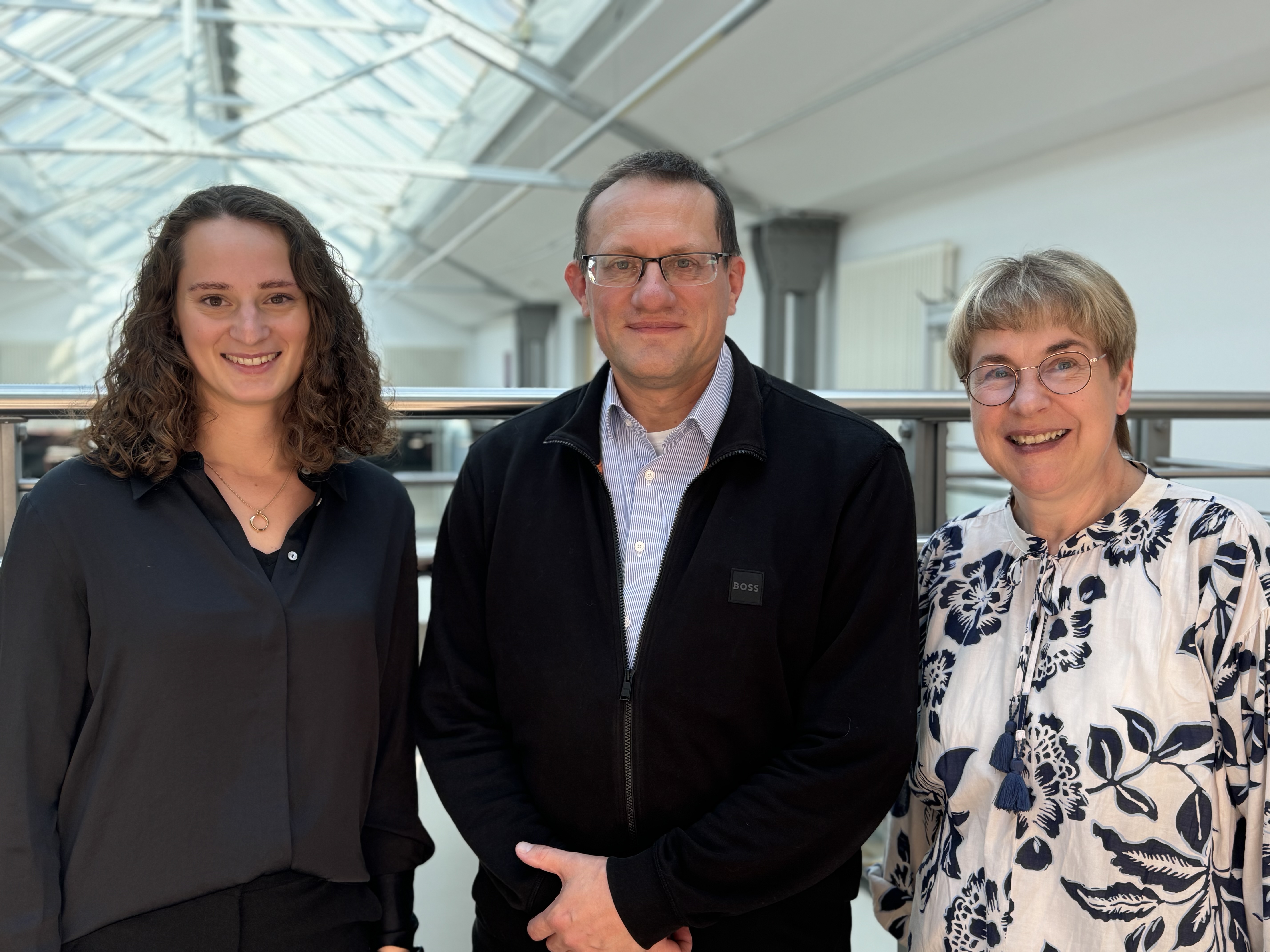 Künstliche Intelligenz stand im Mittelpunkt unserer Veranstaltung in Bielefeld: Bezirksvorsitzende Dr. med. Anne Bunte (re.) begrüßte die Referenten Teresa Kemper und Prof. Urs-Vito Albrecht. 