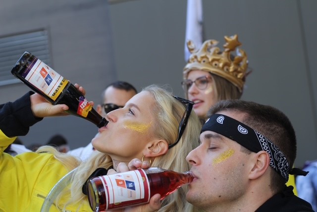 Gemeinsam anstoßen auf den Studienstart: Dank der Unterstützung des MB Niedersachsen konnten die Erstis und ihre Tutor*innen ihre alkoholfreien Getränke genießen. Foto: privat 