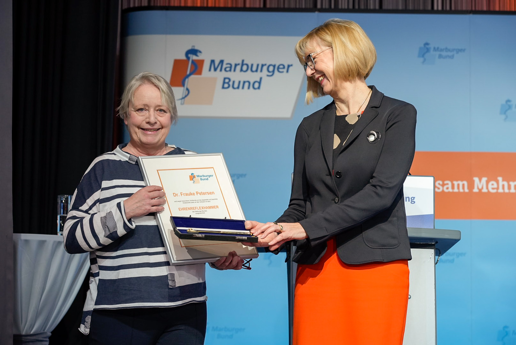 Auf der 144. Hauptversammlung überreichte MB-Bundesvorsitzende Dr. Susanne Johna den Ehrenreflexhammer an Dr. Frauke Petersen. Foto: MB