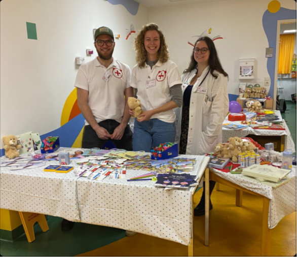 Engagiert und mit Herz dabei: Medizinstudierende helfen Kindern im Rahmen des Teddybärkrankenhauses spielerisch die Angst vor Arztbesuchen zu nehmen. Foto: privat