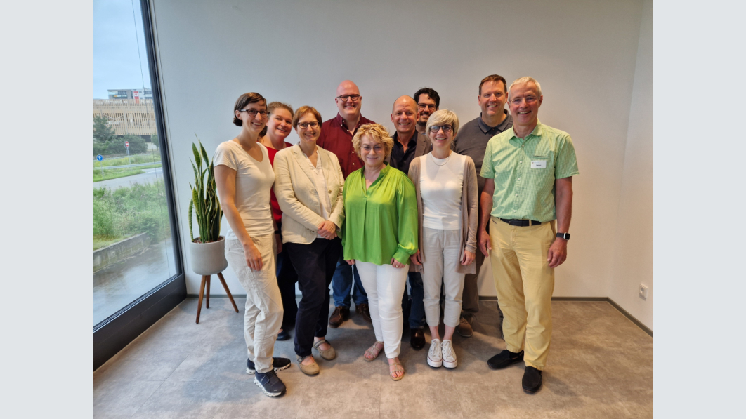Der neu gewählte Landesvorstand (v.l.n.r.): Dr. Friederike Fabian, Katrina Binder, Dr. Christina Jaki, Benjamin Breckwoldt, Sylvia Ottmüller, Dr. Jörg Woll, Dr. Rainer Beck, Dr. Judith Maier Burgoa, Carsten Mohrhardt, Dr. Matthias Fabian (es fehlen: Davina Haas, Dr. Christoph Janke, Sophie Krickeberg)